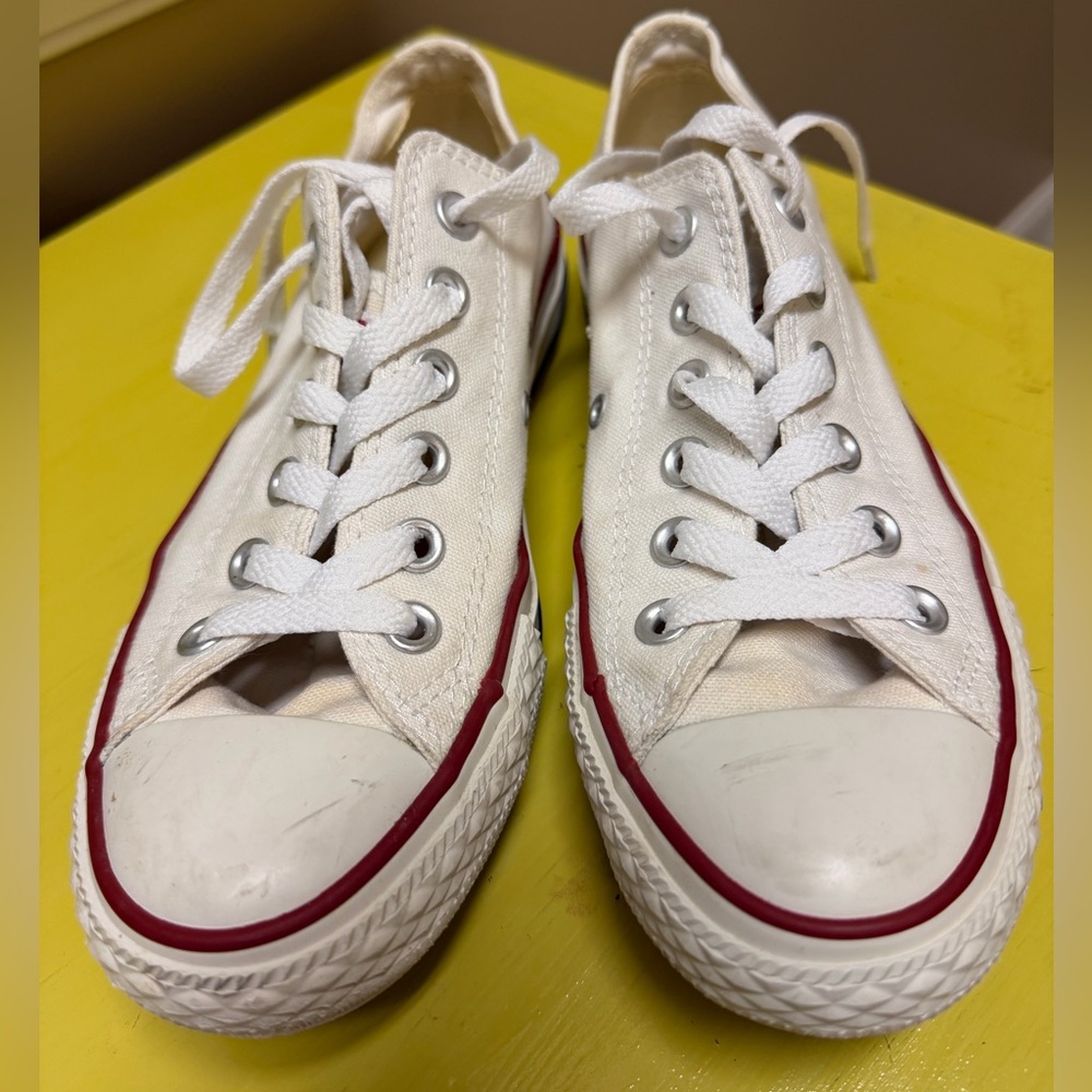 Converse Chuck Taylor All Star Classic White Low Tops
Men’s 5, Women’s 7